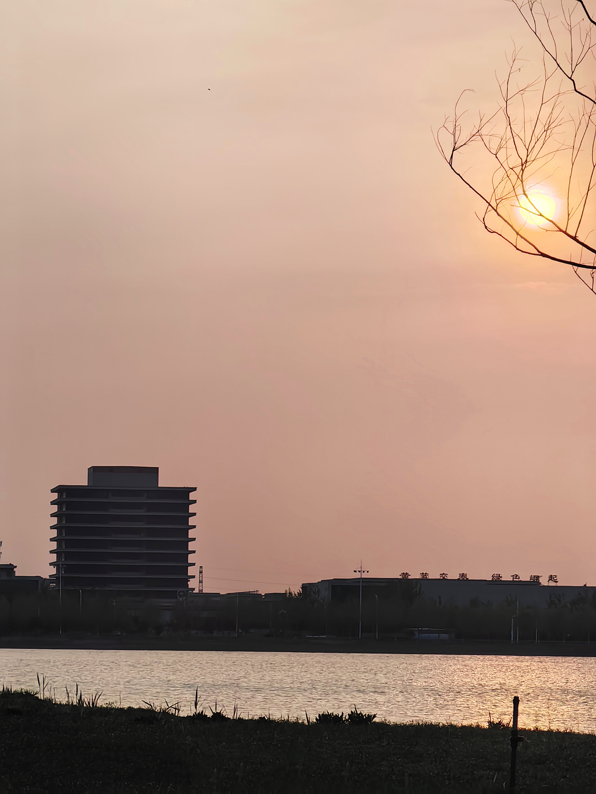 《日落帝高，栖霞为冠》